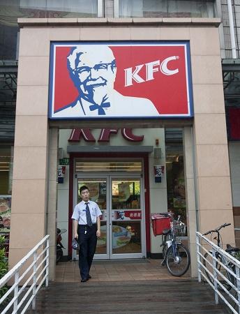 麻辣烫店挂女版肯德基招牌工商称不侵权(图)