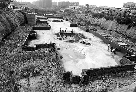 �������ֳ�������¥��Ŀǰֻ��һ���ػ���δ�깤�Ĵ�ӡ�