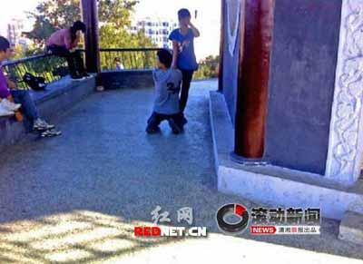 网帖曝男生向女生下跪或求婚？