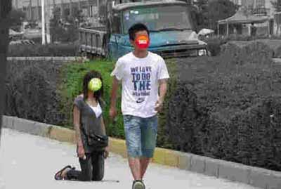 资料图：女大学生当街跪求男友谅解。