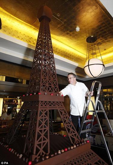 3.66米高巧克力埃菲尔铁塔亮相英国(组图)