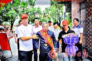 老翁照顾患病妻儿40年获评道德模范(组图)