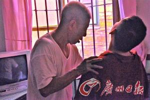 老翁照顾患病妻儿40年获评道德模范(组图)