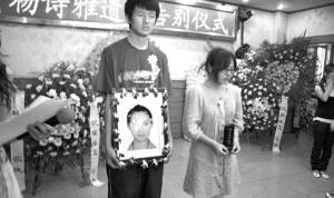 大学生求爱遭拒杀女同学续:受害者母亲网上追忆