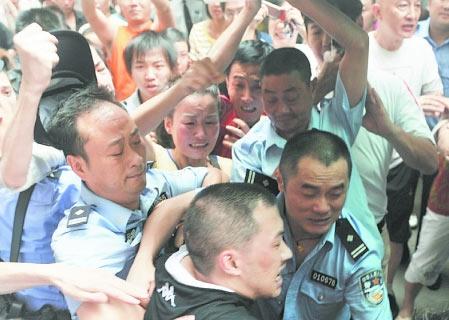 吸毒者将2岁女儿倒悬8楼窗外案今日开审