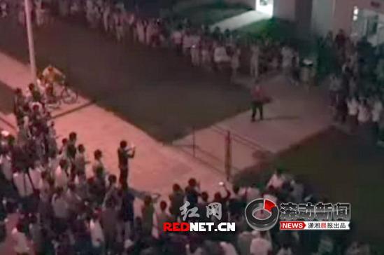 男子带百人到女生宿舍楼下大喊求爱(组图)