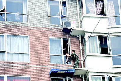 吸毒者将2岁女儿倒悬8楼窗外案今日开审