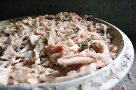 记者探访皮冻黑加工点:用洗衣机洗肉皮(组图)