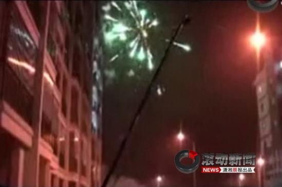 男子带百人到女生宿舍楼下大喊求爱(组图)