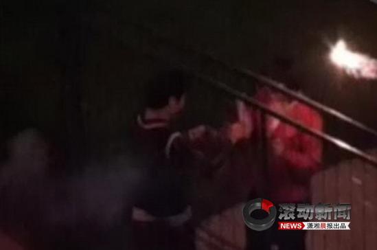 男子带百人到女生宿舍楼下大喊求爱(组图)