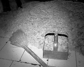 豆粕直接扔在地上