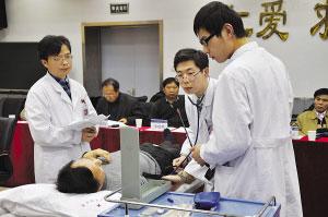 准医生在为王德斌量血压。(图片由南医大提供)