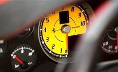 彗星撞地球 奥迪R8单挑法拉利Scuderia