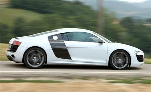 彗星撞地球 奥迪R8单挑法拉利Scuderia