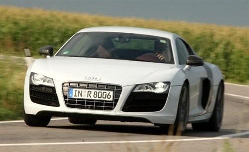 彗星撞地球 奥迪R8单挑法拉利Scuderia