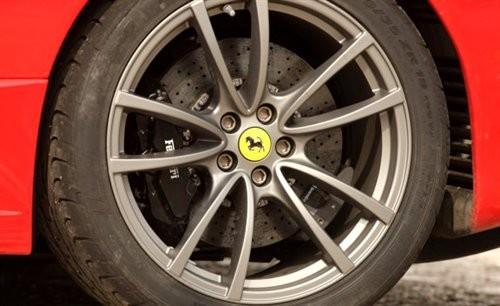 彗星撞地球 奥迪R8单挑法拉利Scuderia