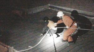 女子因压力大跳楼男友探出窗户大骂