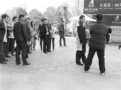 37岁男子身背广告闹市征婚(图)