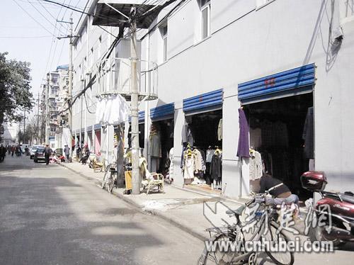 街边店卖带油渍血迹旧服装店主声称均为外贸品