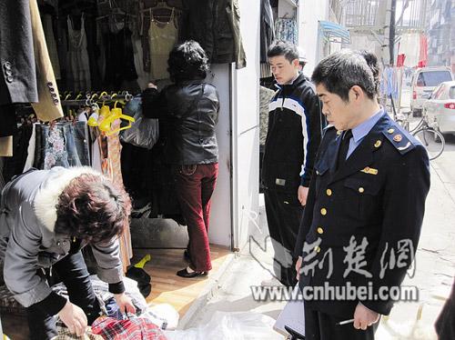 街边店卖带油渍血迹旧服装店主声称均为外贸品