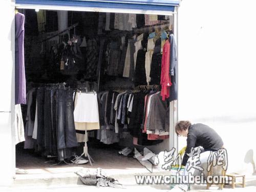 街边店卖带油渍血迹旧服装店主声称均为外贸品