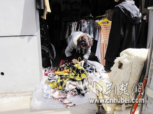 街边店卖带油渍血迹旧服装店主声称均为外贸品