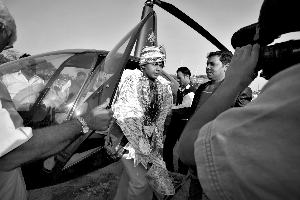 2��18�գ�ӡ���µ���ǽ���ũ�����ɿ��ȶ�����ӭ�׵�ֱ�������������������Ϲ����ó�Ʊ��ɵĻ�����