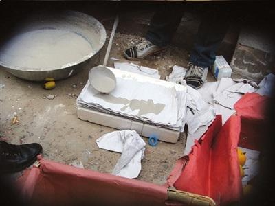 商贩用生石灰兑药水捂熟生芒果(组图)