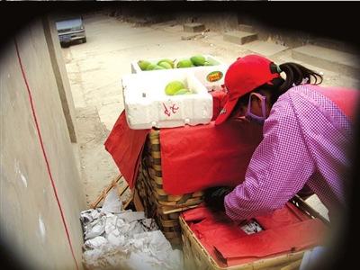 商贩用生石灰兑药水捂熟生芒果(组图)