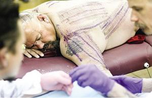 ����˹���ڹ���̨�ϣ����ϲ������롣