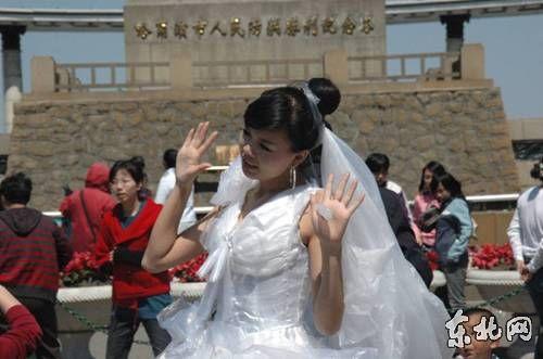 新娘穿塑料婚纱拍照被疑炒作(组图)