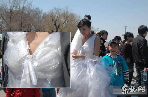 新娘穿塑料婚纱拍照被疑炒作(组图)