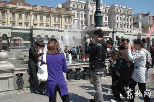 新娘穿塑料婚纱拍照被疑炒作(组图)