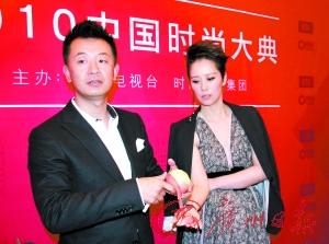 众星亮相时尚大典 黄海波给海清削苹果秀亲密