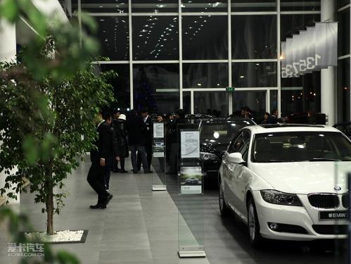 北京每月限牌2万 直击昨夜购车狂潮现场