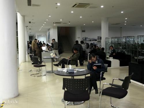 北京每月限牌2万 直击昨夜购车狂潮现场