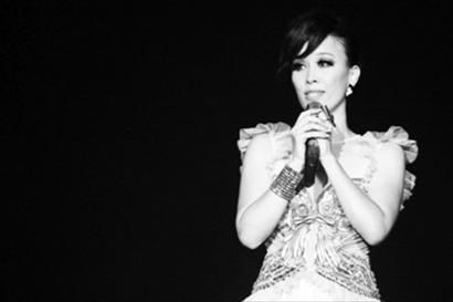 那英警车开道取演出服事件:助理受严厉处罚