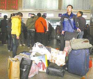 春运一票难求 拼车网上火爆 专家:暗藏安全隐患