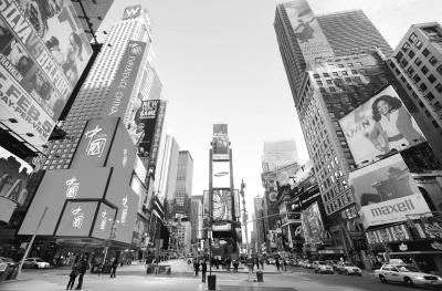 1月17日,美国纽约时报广场的电子显示屏正在播出《中国国家形象片——人物篇》。