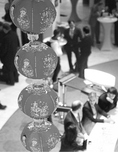 1月27日,来宾在瑞士达沃斯举办的中国大连夏季达沃斯招待会上交流。