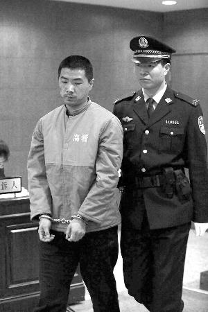 找女友复合未果 80后持枪劫路虎