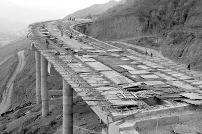 云南省元江至红河公路施工进展顺利