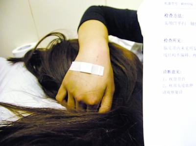 公交<em>车门</em>没关好 <em>女</em>乘客被甩出车外--中新网