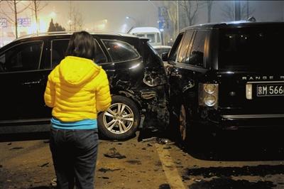 越野车撞倒灯柱 撞完途胜撞路虎