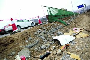 校车超载近一倍撞上围挡 致幼儿一死三伤--人民