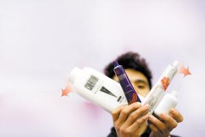 你去<em>美发店</em>烫染<em>头发</em> 想过店家会偷梁换柱吗? 