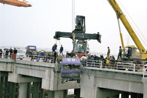 集装箱车失控卡栈桥下众人救起被卡司机(图)