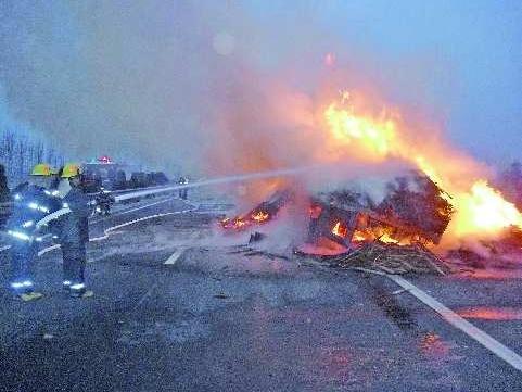 青银高速夏津段两货车相撞燃起熊熊大火