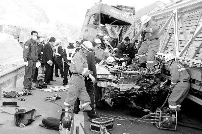 青兰高速东岗段9车连撞