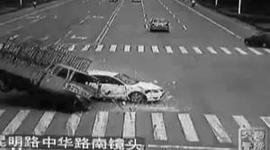 一辆货车与小轿车相撞(视频截图) 